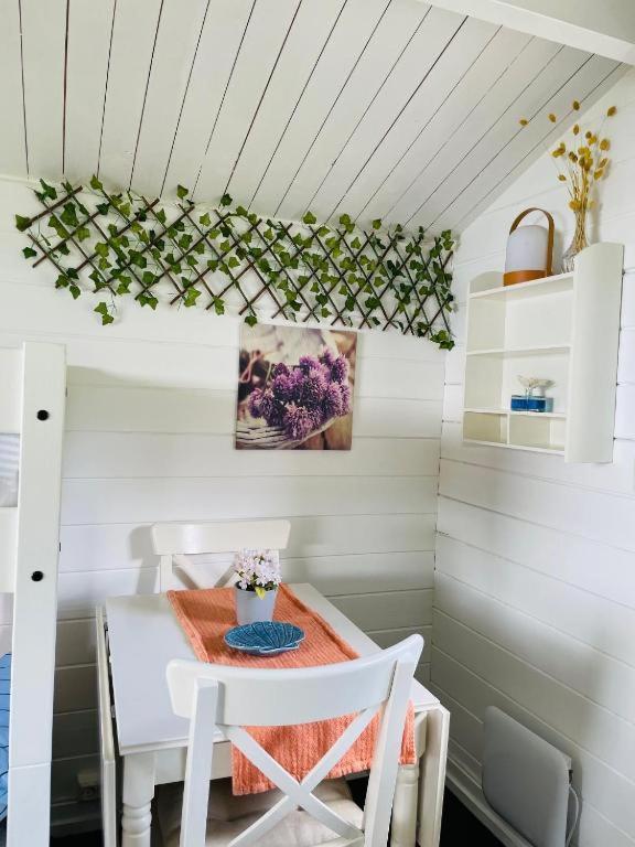 Nice Apartment With1 Bedroom Separate Living Room With A Sofa Bed And A Tiny Kitchen A Bathroom Located In Nordstrand Near By The Sea For 3 Guests With A Garden And Grill 5 Extra Guests With Extra Cost In The Cabin With Sea View Just Outside The Apar ออสโล ภายนอก รูปภาพ